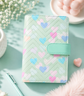 Stylowy binder budżetowy A6 z delikatnym wzorem pastelowych serduszek.
